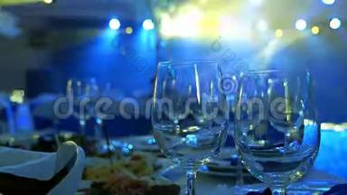 空杯的酒和水在节日的餐桌上在一家餐<strong>馆</strong>，一家夜总会的菜肴与食物。 表1.<strong>装修</strong>